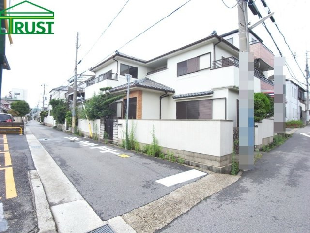 歌敷山中古戸建の外観|東南角地の明るい立地です。