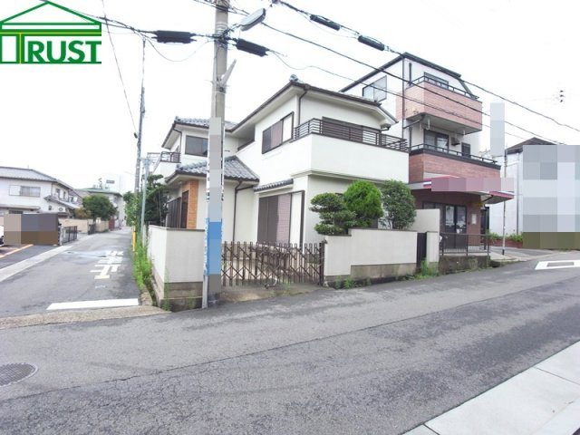 歌敷山中古戸建の前面道路含む現地写真|角地、東側、南側2方向道路で使いやすいです。