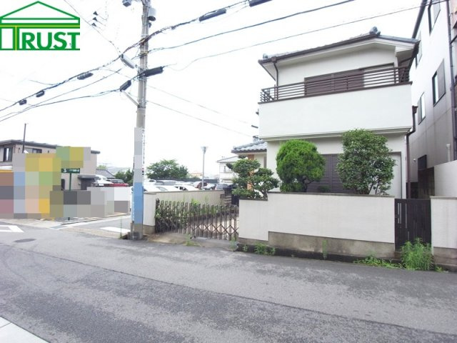 歌敷山中古戸建の前面道路含む現地写真|人気の霞ヶ丘で東南角地です。