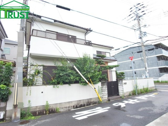 歌敷山中古戸建の前面道路含む現地写真|人気の霞ヶ丘で東南角地です。