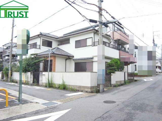 歌敷山中古戸建の前面道路含む現地写真|人気の霞ヶ丘で東南角地です。