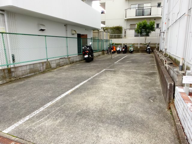 スカイ南花台の駐車場