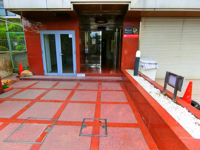 スカイ南花台のエントランス