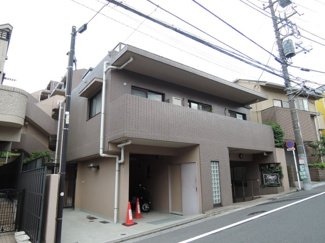 【外観】 | 5階部分・南東角部屋につき採光・風通し良好です。
廊下側も人通りが少なくプライバシーを保てます。