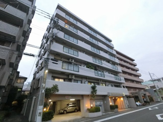 【外観】 | 相鉄本線「平沼橋」駅徒歩8分、JR・私鉄各線「横浜」駅徒歩15分と好立地。
忙しい朝が助かる立地、暮らしにゆとりが生まれます。