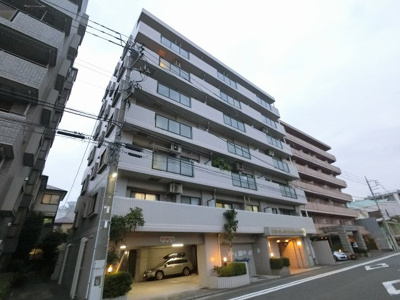 【外観】 | カインドステージ横浜西 | 相鉄本線「平沼橋」駅徒歩8分、JR・私鉄各線「横浜」駅徒歩15分と好立地。
忙しい朝が助かる立地、暮らしにゆとりが生まれます。