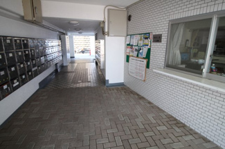 【エントランス】 | マンションの「顔」手入れされ清潔感のあるエントランス