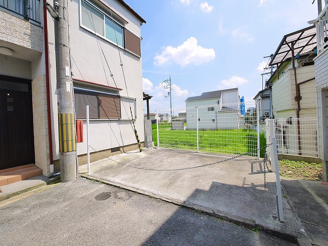 東九条町戸建（東九条町573-15）の駐車場|車をお持ちの方に嬉しい駐車場1台付きの物件です