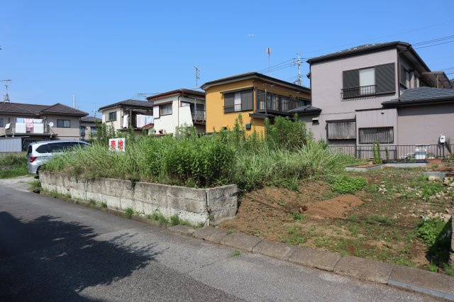 八千代市大和田新田　売地　建築条件なし　約５２．４坪の整形地の前面道路含む現地写真