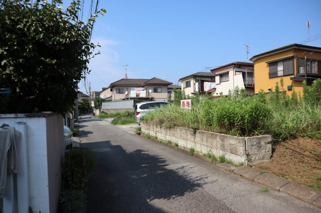 八千代市大和田新田　売地　建築条件なし　約５２．４坪の整形地の前面道路含む現地写真