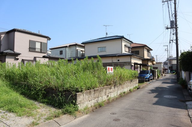 八千代市大和田新田　売地　建築条件なし　約５２．４坪の整形地の前面道路含む現地写真