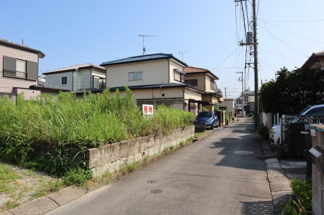八千代市大和田新田　売地　建築条件なし　約５２．４坪の整形地の前面道路含む現地写真