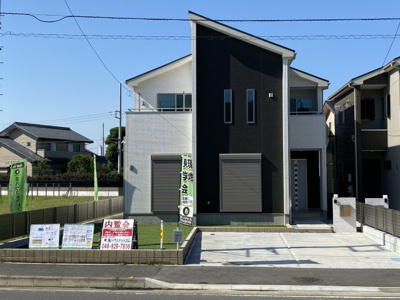 【外観】 | さいたま市緑区美園 52坪 太陽光発電付 全4棟 3号棟 | 南向きの土地52坪、カースペース2台、広々したお庭付の太陽光発電付の省エネ住宅です。