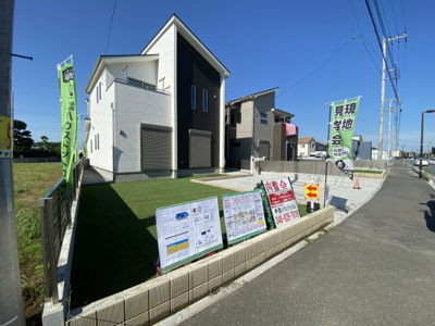 【前面道路含む現地写真】 | さいたま市緑区美園 52坪 太陽光発電付 全4棟 3号棟 | 歩道付きの幅員12ｍのお車の出し入れがスムーズです。