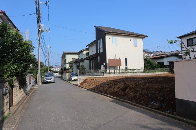 八千代市大和田新田　売地　約６１坪の整形地　更地　建築条件なしの前面道路含む現地写真|約５ｍ公道面