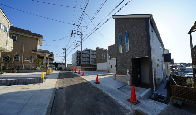 保土ヶ谷区仏向町　全３棟新築戸建【成約】の前面道路含む現地写真