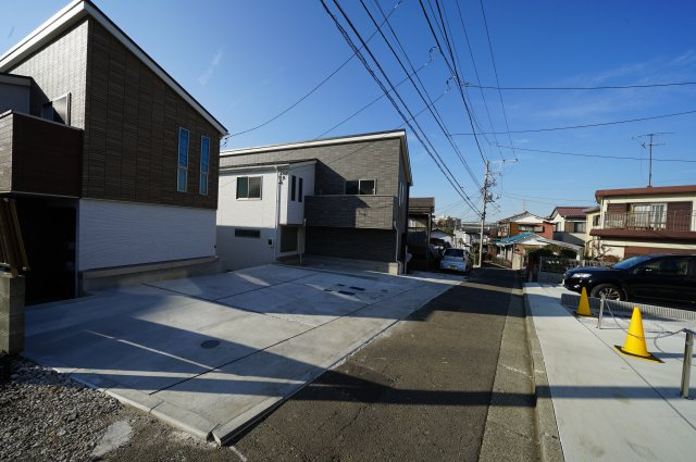価格変更！保土ヶ谷公園徒歩２分。ＬＤＫ１８帖４ＬＤＫ。ＳＩＣ・ＷＩＣと収納豊富♪仏向町全３棟新築戸建の前面道路含む現地写真
