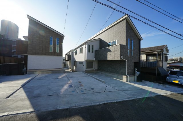 価格変更！保土ヶ谷公園徒歩２分。ＬＤＫ１８帖４ＬＤＫ。ＳＩＣ・ＷＩＣと収納豊富♪仏向町全３棟新築戸建の外観