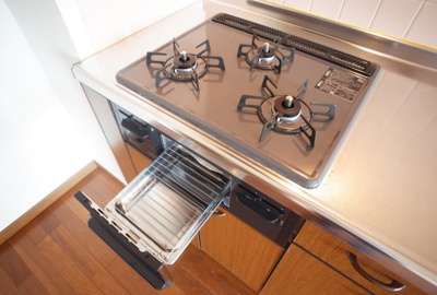 【設備】 | 有瀬グランドハイツ | グリル付き三口ガスコンロ