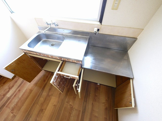 ルーラル登Bのキッチン|コンパクトなキッチンで掃除もラクラク