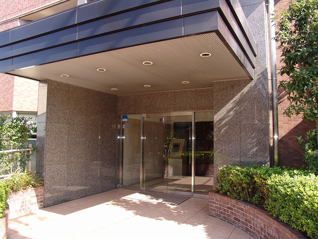 ファミール小牧のエントランス|宅配BOXあり