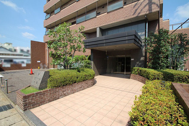 ファミール小牧のエントランス|スーパー・コンビニ・小学校近く