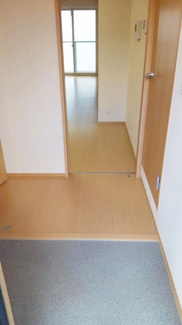 【展望】 | 玄関から室内への景観です！右手に洗面所、奥には広々とした12帖のリビングダイニングキッチンがあります★