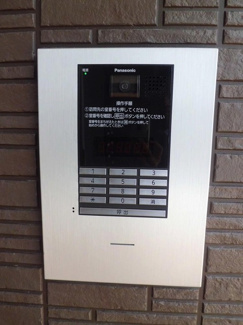 【エントランス】 | 共用エントランスには不審者の侵入を未然に防ぐオートロック付き！防犯対策充実です！