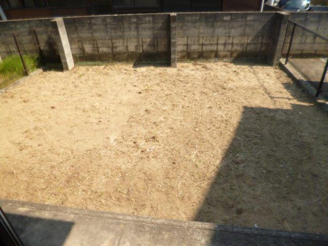 シャルマン笹沖Bの庭