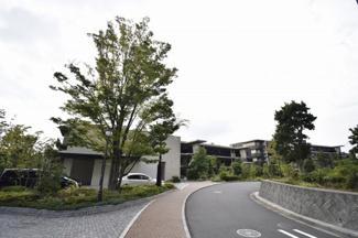 【外観】 | 住まいの独立性を高める玄関ポーチ付♪日当たり・住環境共に良好です♪