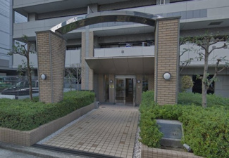 【エントランス】 | 駅近、駅徒歩2分。大型ショッピングセンター「アリオ八尾店」「リノアス」徒歩1分。その他、近隣に商業施設・お買い物施設、多数あります。