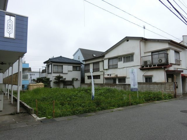 花見川区南花園２丁目　売地　建築条件なし　約５９．５坪の整形地の前面道路含む現地写真