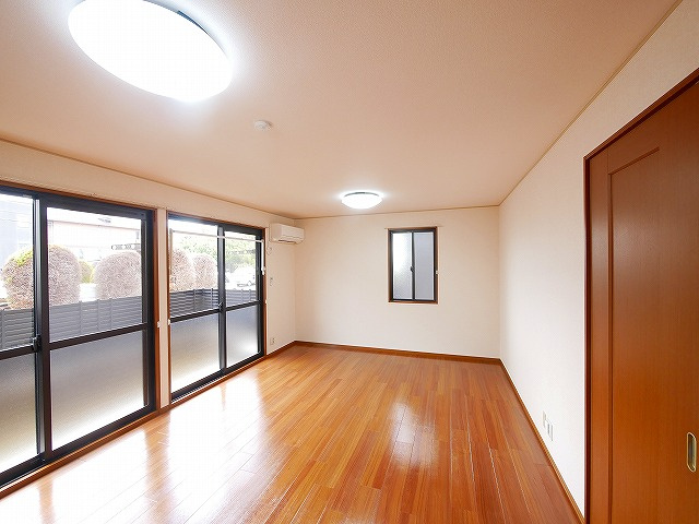 グランメール州見台　Ｂ棟の内装|こちらの居間で趣味の時間をお楽しみください