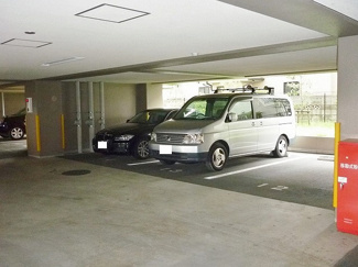 【駐車場】 | 荷物がかさばりがちなお買物にも、敷地内駐車場があると便利ですよね☆お車をお持ちの方におすすめです！屋内なので、雨の時の乗り降りもらくらく♪