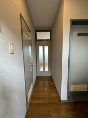 【展望】 | エリカ | 玄関から室内への景観です！キッチンの奥に洋室7帖のお部屋があります♪