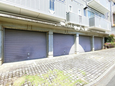 【駐車場】 | WINDMILL B/ウィンドミル | いつでも目の届く敷地内にシャッター付き屋内駐車場があります♪雨の時の乗り降りもらくらく♪お車をお持ちの方におすすめです！