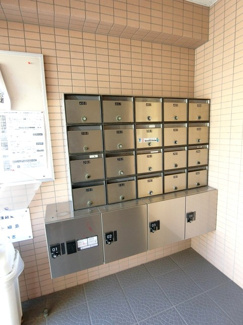 【エントランス】 | 共用エントランスには宅配BOXがあるので荷物の受け取りもスムーズに♪再配達の手間がかからないのが魅力♪
