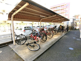 【その他共用部分】 | 屋根付きの駐輪場があるので雨が降っても安心です☆駅まで自転車もおすすめです！