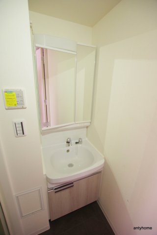 ララプレイス大阪新町ヴェレ　仲介手数料無料の洗面所