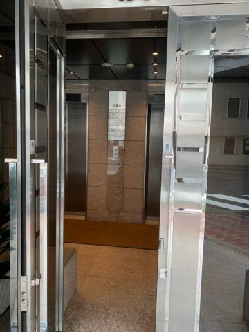 千代田区鍛冶町１丁目の事務所のエントランス