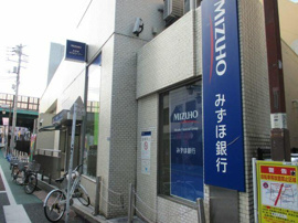 みずほ銀行まで100m
