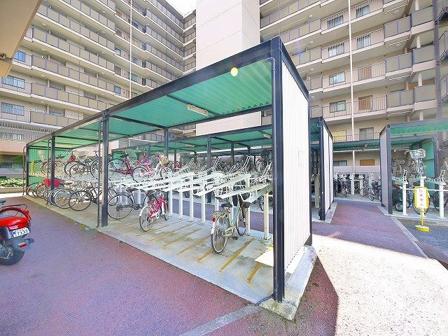 パストラーレ天理のその他共用部分|整備がされた屋根付き駐輪場