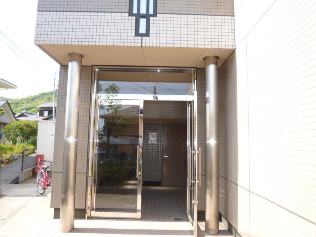 倉敷市児島田の口２丁目のアパートのエントランス