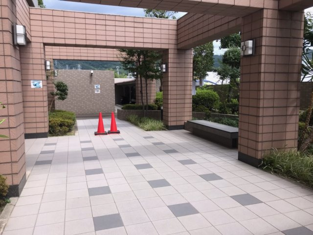 サーパス大東泉町のエントランス