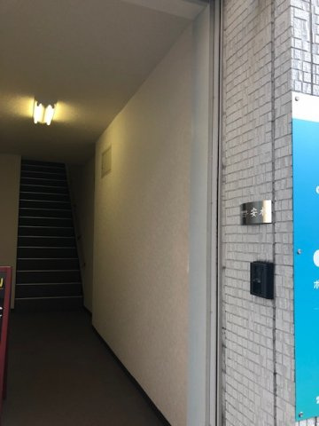安本ビルのエントランス