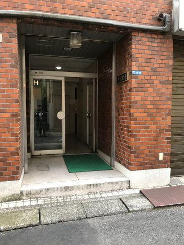 井上ビルの玄関