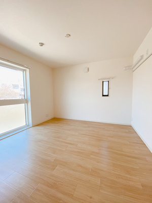 【洋室】 | 櫻レジデンス | 洋室7.7帖☆角部屋二面採光のお部屋です！ベッドを置いて寝室にするのもオススメです☆