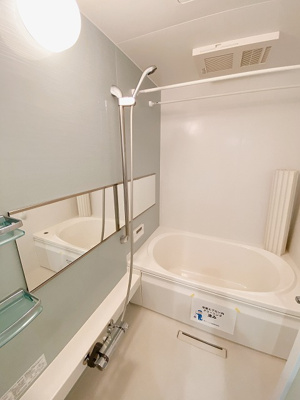 【浴室】 | 櫻レジデンス | 追い焚き機能・浴室暖房乾燥機付きバスルームです♪雨の日のお洗濯にも便利な物干しバー完備です！お風呂に浸かって一日の疲れもリフレッシュ☆