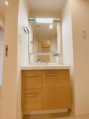 【洗面所】 | 櫻レジデンス | 角度の変えられる3面鏡付きの洗髪洗面化粧台です♪朝のバタバタに大活躍！お化粧する時にも便利☆