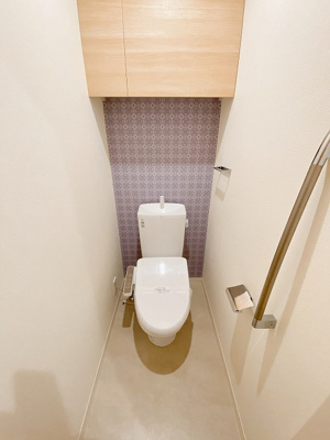 【トイレ】 | 櫻レジデンス | トイレは温水洗浄便座付き♪人気のバストイレ別です♪小物を置ける便利な棚やタオルハンガー・手すりも付いています♪壁紙はオシャレなアクセントクロス☆